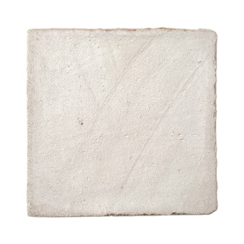 Nove ladrilhos quadrados de terracota estão dispostos em uma grade 3x3, exibindo uma textura de superfície áspera e esbranquiçad