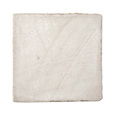 Les carreaux carrés en terre cuite semblent texturés, reposant sur un fond blanc uni, mettant en valeur sa surface rugueuse et i