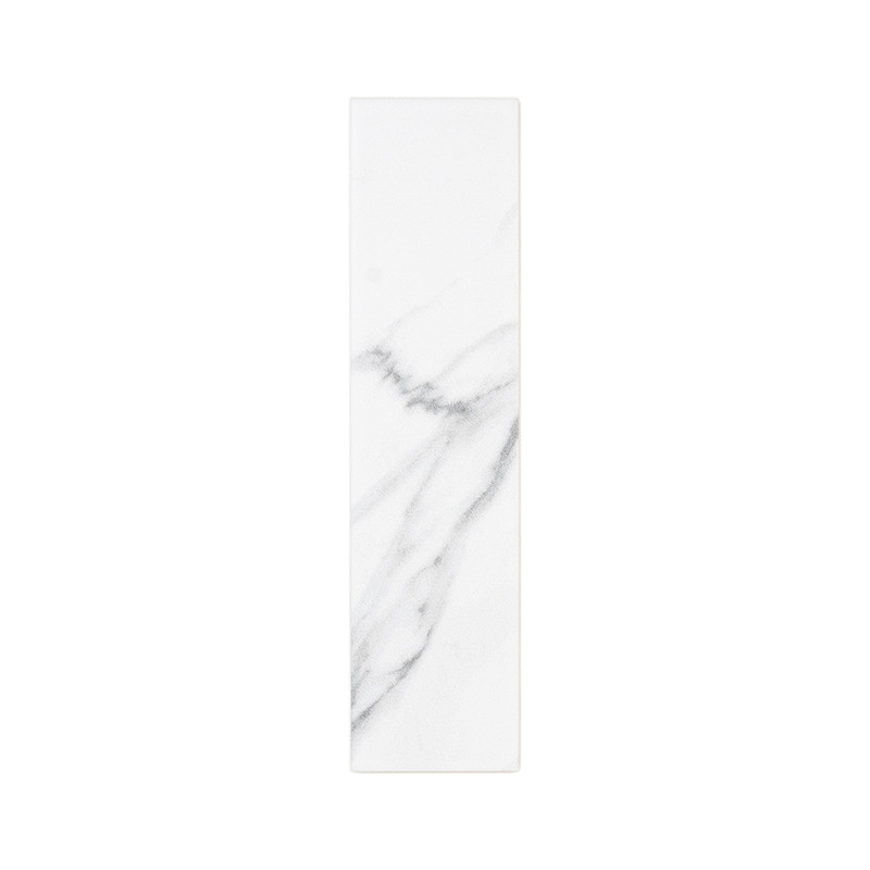 Un azulejo largo y rectangular presenta sutiles vetas de mármol gris sobre una superficie lisa y blanca, que evoca un diseño mod