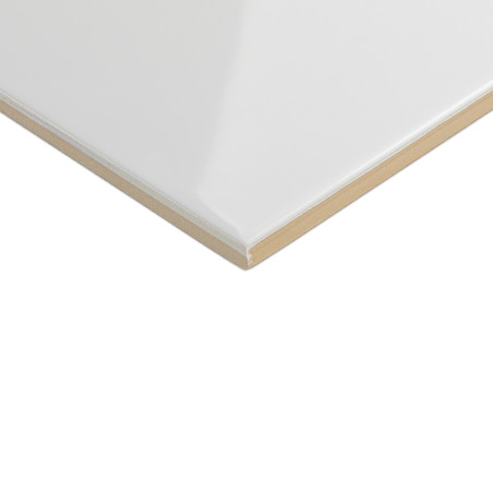 Un carreau blanc lisse et brillant aux bords biseautés, reposant sur une surface neutre, mettant en valeur son design épuré et m
