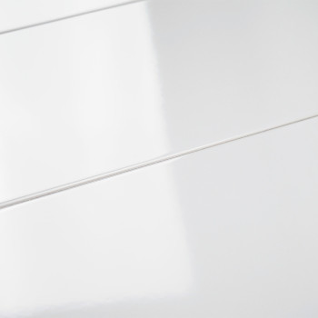 Weiße, glänzende Fliesen mit schmalen Fugenlinien, die das Licht reflektieren und in einem linearen Muster angeordnet sind. Die 