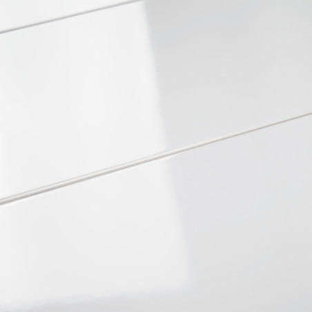Carreaux blancs et brillants avec des lignes de coulis étroites, réfléchissant la lumière, disposés selon un motif linéaire. La 