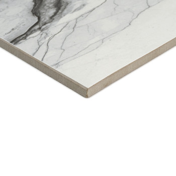 Een vierkante tegel met een marmerpatroon ligt plat tegen een witte achtergrond en laat het gladde oppervlak en de realistische 