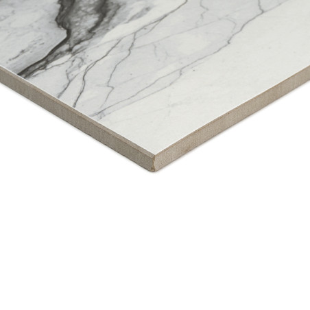 Een vierkante tegel met een marmerpatroon ligt plat tegen een witte achtergrond en laat het gladde oppervlak en de realistische Een vierkante tegel met een marmerpatroon ligt plat tegen een witte achtergrond en laat het gladde oppervlak en de realistische