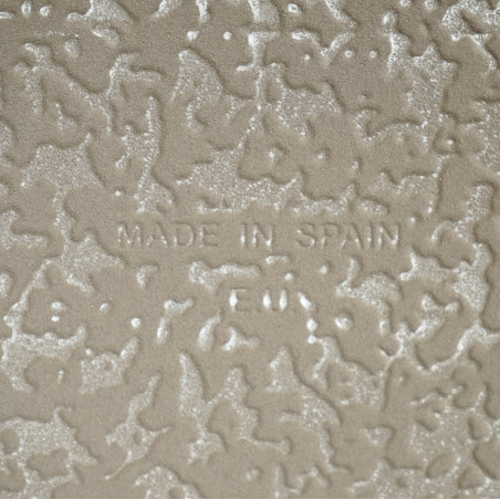 Op de keramische tegels in reliëf staat de tekst `MADE IN SPAIN.` Met een gestructureerd, golvend oppervlak in een neutrale beig Op de keramische tegels in reliëf staat de tekst `MADE IN SPAIN.` Met een gestructureerd, golvend oppervlak in een neutrale beig