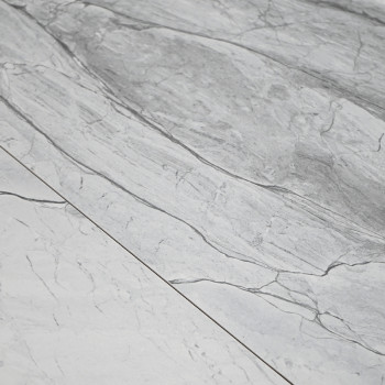 Grijze tegels met marmerlook vertonen geaderde patronen, die lijken op natuursteen. tegen een lichte, neutrale achtergrond, waar