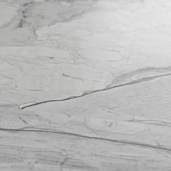 Grijze marmeren tegels vertonen subtiele aderpatronen, waardoor een natuurstenen uiterlijk ontstaat. Het ligt plat in een neutra