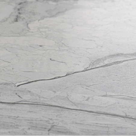 Grijze marmeren tegels vertonen subtiele aderpatronen, waardoor een natuurstenen uiterlijk ontstaat. Het ligt plat in een neutra Grijze marmeren tegels vertonen subtiele aderpatronen, waardoor een natuurstenen uiterlijk ontstaat. Het ligt plat in een neutra