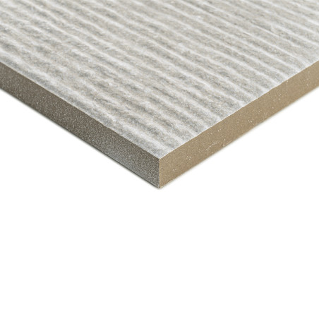 Un azulejo texturizado rectangular tiene un patrón de superficie a rayas, que descansa plano sobre un fondo blanco liso, enfatiz