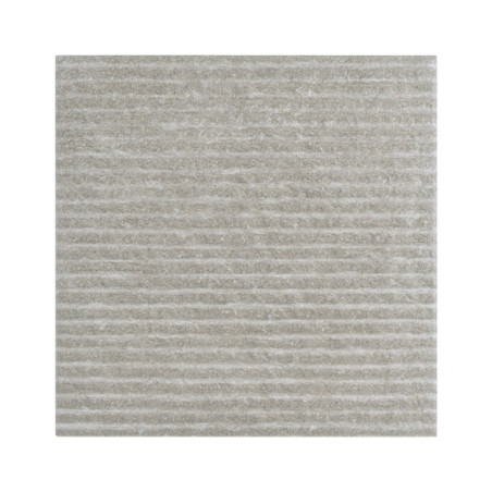 Un azulejo cuadrado de color gris claro muestra una superficie texturizada y ranuras horizontales, sobre un fondo liso y neutro.