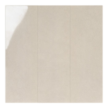 Beige rechthoekige tegels liggen plat en reflecteren het licht subtiel op een glad, glanzend oppervlak op een effen, witte achte