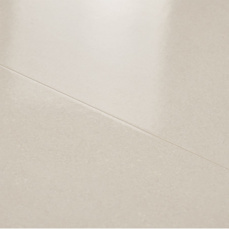 Um ladrilho liso e de cor clara reflete uma luz sutil, destacando sua superfície brilhante, instalado perfeitamente em um piso i