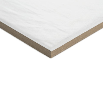 Un azulejo blanco cuadrado con una superficie lisa y bordes beige, que descansa ligeramente inclinado sobre un fondo liso y neut