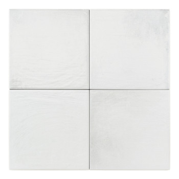 Un carreau de céramique blanc et brillant repose à plat sur un fond uni, mettant en valeur sa texture lisse et sa forme carrée.