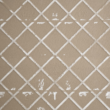 Un azulejo de cerámica beige muestra una cuadrícula de líneas blancas elevadas que se cruzan, formando formas de diamantes. El t