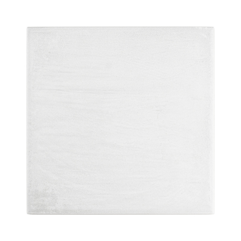 Een witte, glanzende keramische tegel ligt plat tegen een effen achtergrond en laat de gladde textuur en vierkante vorm zien.