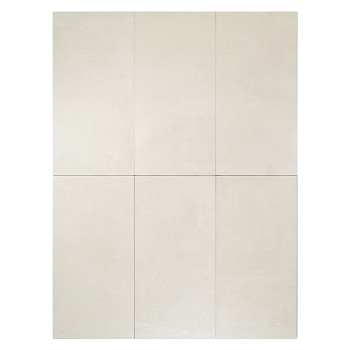 Un carreau rectangulaire blanc cassé se détache seul sur un fond uni, exprimant simplicité et minimalisme dans son design. Aucun