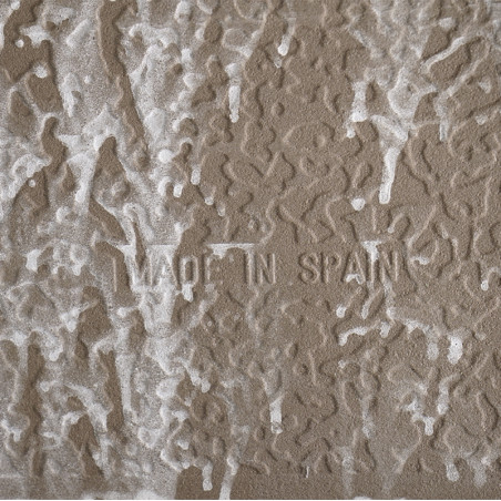 Bruine tegel met getextureerde witte patronen die lijken op abstracte golven. In het midden is de tekst `MADE IN SPAIN` in relië Bruine tegel met getextureerde witte patronen die lijken op abstracte golven. In het midden is de tekst `MADE IN SPAIN` in relië