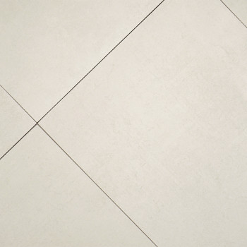 Los azulejos de color crema dispuestos en diagonal forman un patrón limpio y simple. La textura sutil de la superficie añade una