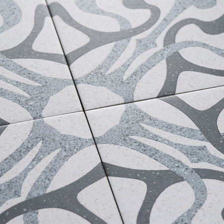 Los azulejos muestran patrones grises abstractos y curvos sobre un fondo blanco moteado, que se cruzan en sus bordes para formar Los azulejos muestran patrones grises abstractos y curvos sobre un fondo blanco moteado, que se cruzan en sus bordes para formar