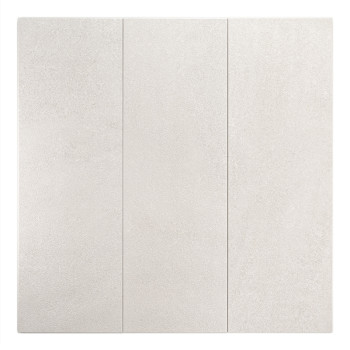 Un carreau lisse et rectangulaire repose verticalement sur un fond blanc uni, présentant une subtile couleur blanc cassé avec un