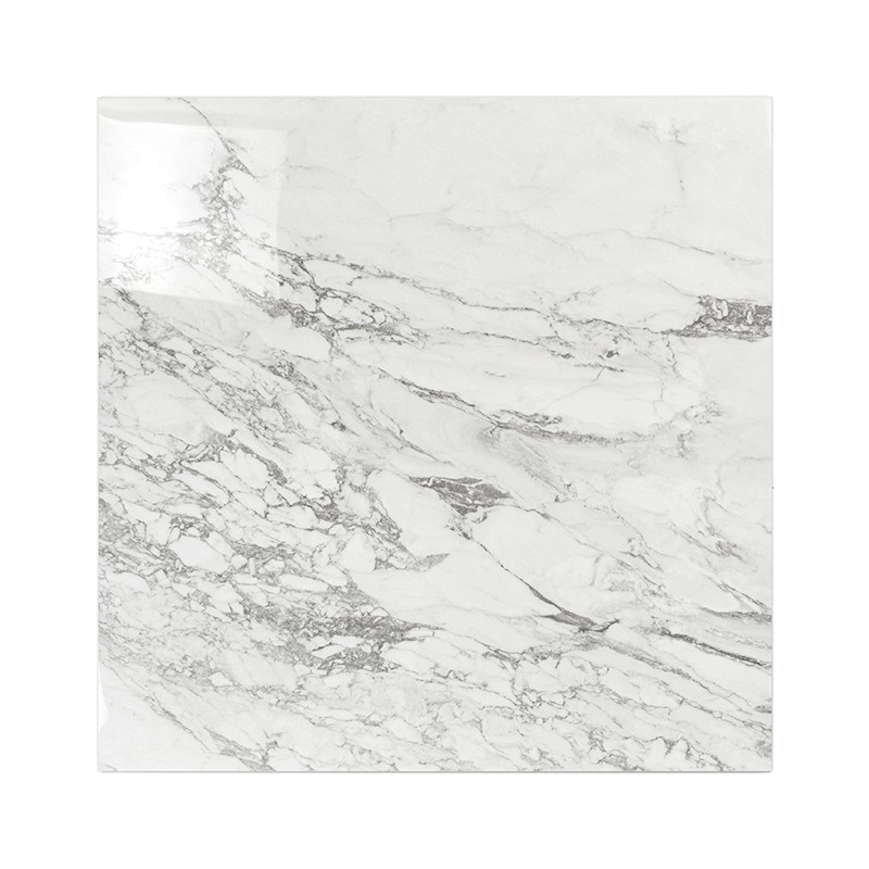 Een vierkante keramische tegel vertoont een wit en grijs marmerpatroon, dat lijkt op natuursteen, geschikt voor vloer- of wandde