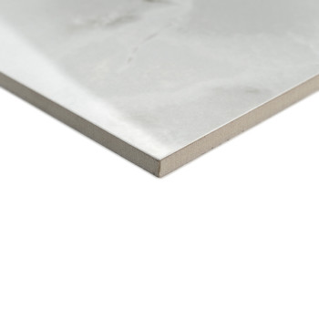 Un carreau lisse et rectangulaire est incliné, révélant une surface semblable à du marbre. Le design épuré suggère qu’il convien