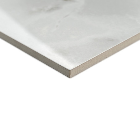 Een gladde, rechthoekige tegel zit schuin en onthult een marmerachtig oppervlak. Het strakke ontwerp suggereert geschiktheid voo