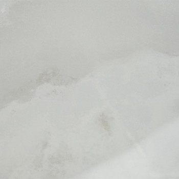 La texture du marbre apparaît avec de doux tourbillons gris et blancs, créant un motif nuageux et naturel, évoquant un sentiment