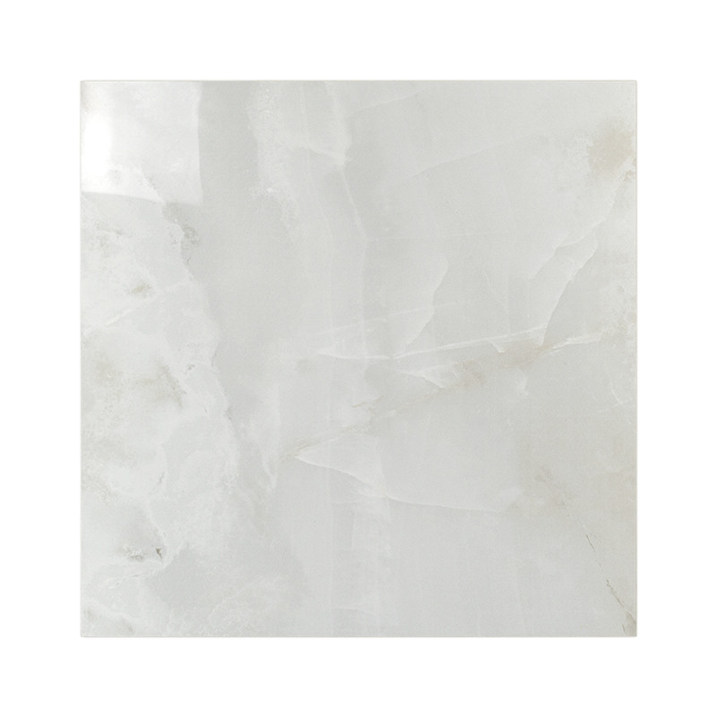 Een glanzende, vierkante tegel heeft een bewolkt, wit marmerachtig patroon, wat een serene, natuurstenen uitstraling oproept in 