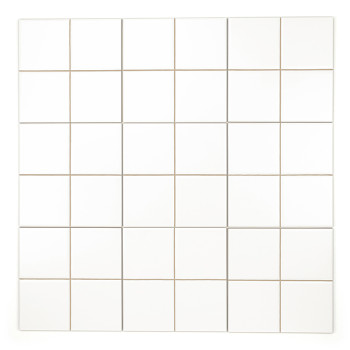 Un carreau de céramique blanche divisé en quatre carrés égaux par de fines lignes de coulis beige, créant un design simple et mi