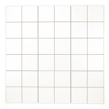 Los azulejos cuadrados blancos están dispuestos en una cuadrícula de cinco por cinco, formando un patrón limpio y simétrico con Los azulejos cuadrados blancos están dispuestos en una cuadrícula de cinco por cinco, formando un patrón limpio y simétrico con