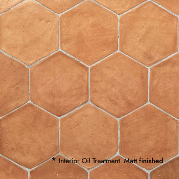 Carreaux hexagonaux en terre cuite disposés de manière serrée. traitement à l'huile intérieur appliqué. texture finie mate visib