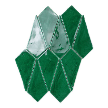 Grüne Terrakottafliesen bilden eine geometrische Gruppe, die Licht reflektiert und eine glänzende Oberfläche aufweist, die in ei