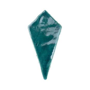 Een glanzende, blauwgroen, vliegervormige terracottategel ligt plat tegen een effen witte achtergrond.