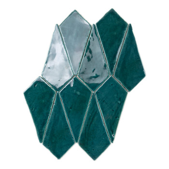 Blauwgroene keramische tegels gerangschikt in een geometrisch patroon, dat licht reflecteert, tegen een effen witte achtergrond.