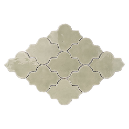 Los azulejos curvas de terracota están dispuestas en un patrón complejo y entrelazado, formando un diseño decorativo cohesivo so