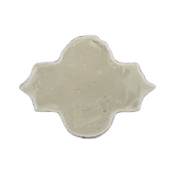 Eine glasierte, helle Terrakottafliese in Vierpassform, die vor einem schlichten weißen Hintergrund erscheint.