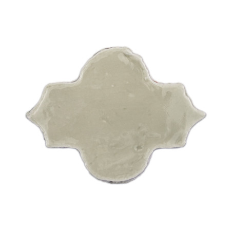 Os ladrilhos curvos de terracota são dispostos em um padrão complexo e interligado, formando um design decorativo coeso contra u