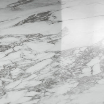 Een gladde, gepolijste marmeren tegel vertoont ingewikkelde grijze aderpatronen en reflecteert het licht in een eigentijdse binn