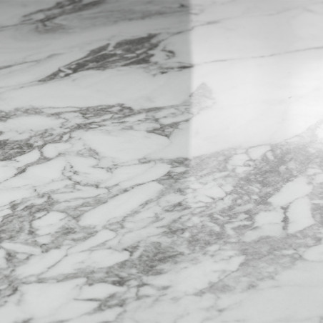 Een gladde, gepolijste marmeren tegel vertoont ingewikkelde grijze aderpatronen en reflecteert het licht in een eigentijdse binn Een gladde, gepolijste marmeren tegel vertoont ingewikkelde grijze aderpatronen en reflecteert het licht in een eigentijdse binn