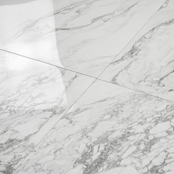 Witte marmeren tegels met grijze nerven vormen een glad, gepolijst vloeroppervlak. De tegels zijn gerangschikt in een rasterpatr