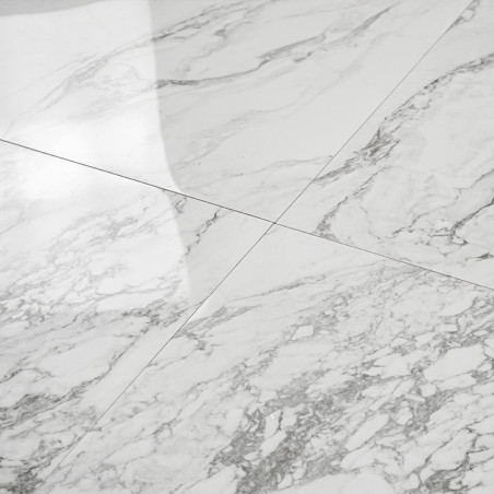 Witte marmeren tegels met grijze nerven vormen een glad, gepolijst vloeroppervlak. De tegels zijn gerangschikt in een rasterpatr Witte marmeren tegels met grijze nerven vormen een glad, gepolijst vloeroppervlak. De tegels zijn gerangschikt in een rasterpatr