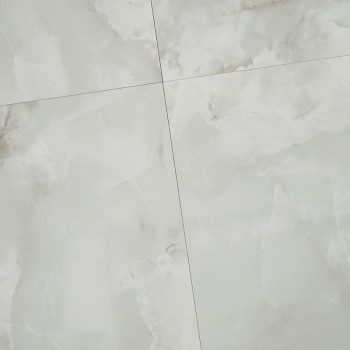 Un carreau lisse et brillant présente un motif marbré gris clair, entrecoupé de fines lignes de coulis formant une grille, placé