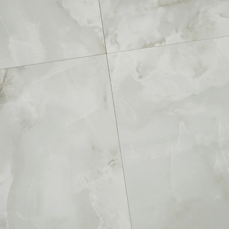 Un azulejo liso y brillante presenta un patrón de mármol gris claro, intersecado por finas líneas de lechada que forman una cuad