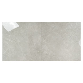 Un carreau de céramique carré gris clair avec de subtiles veines blanches imite une texture de marbre, créant une finition raffi