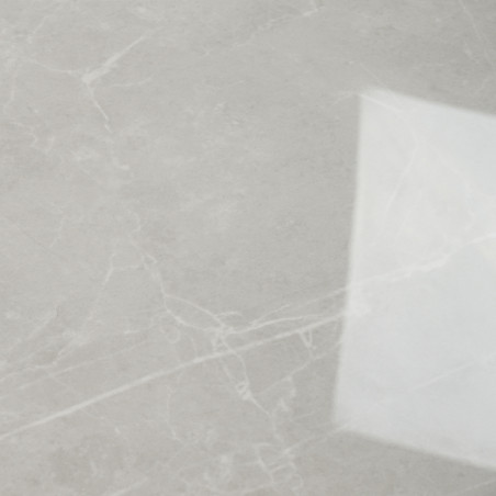 Una losa de mármol suave de color gris claro muestra patrones blancos en forma de vetas que cruzan su superficie. En el lado der Una losa de mármol suave de color gris claro muestra patrones blancos en forma de vetas que cruzan su superficie. En el lado der