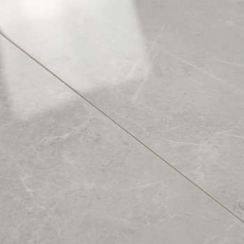Un azulejo de mármol suave de color gris claro muestra vetas sutiles y una superficie reflectante, colocada plana con líneas de 