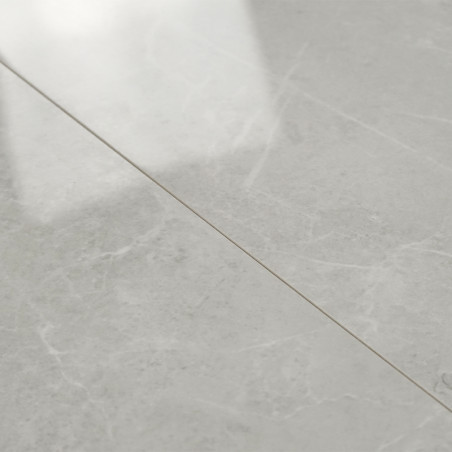 Un azulejo de mármol suave de color gris claro muestra vetas sutiles y una superficie reflectante, colocada plana con líneas de Un azulejo de mármol suave de color gris claro muestra vetas sutiles y una superficie reflectante, colocada plana con líneas de