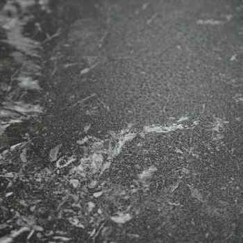 Un carreau gris foncé présente un subtil motif marbré blanc, créant une apparence sophistiquée et texturée adaptée aux intérieur